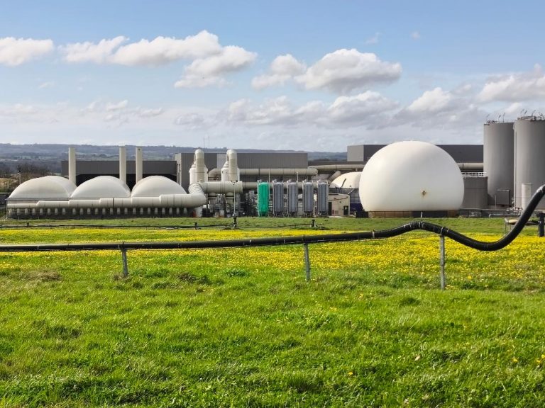 Vue panoramique de l'usine de valorisation des déchets Trifyl depuis les hauteurs du site.